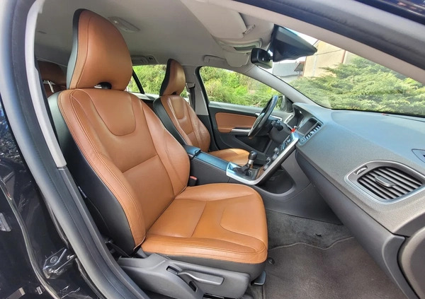 Volvo V60 cena 29800 przebieg: 254000, rok produkcji 2011 z Opoczno małe 436